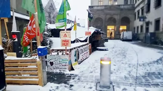 Das verschneite Klimacamp am Standort neben dem Rathaus